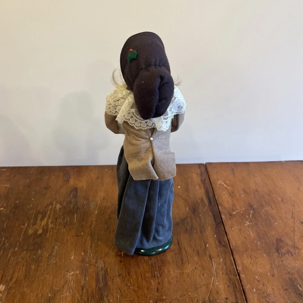1993 BYERS CHOICE CHRISTMAS CAROLER Long Blond Hair White Muff Green Lace Outfit